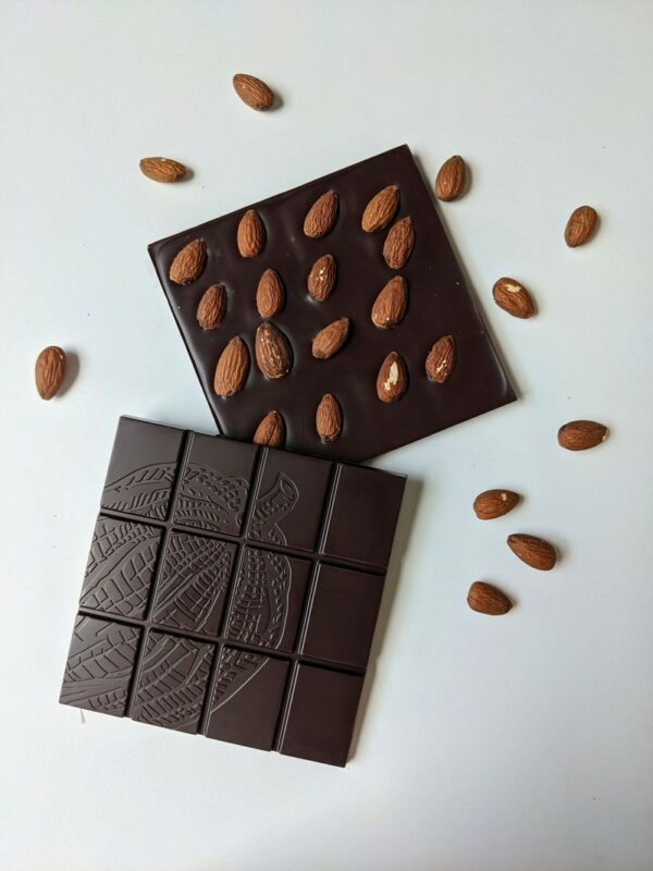 Tablette de chocolat noir et amandes