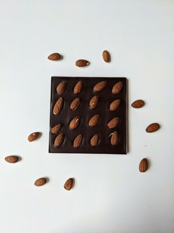 Tablette de chocolat noir et amandes